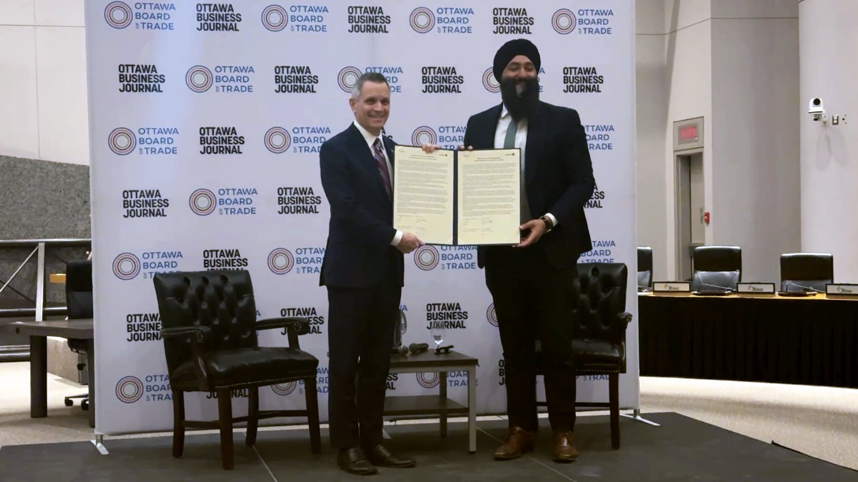 Ottawa mayor, Ontario transport minister ‘recommit’ to upload of LRT, Highw