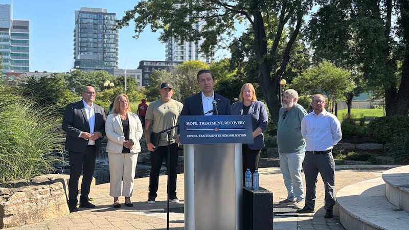 Poilievre, MP DeRidder call for harsher penalties on drug trafficking during Victoria Park visit