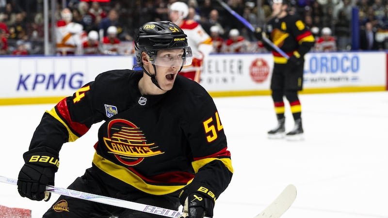 Maple Leafs acquire Raty from Canucks for forwards Buhr and Quillan