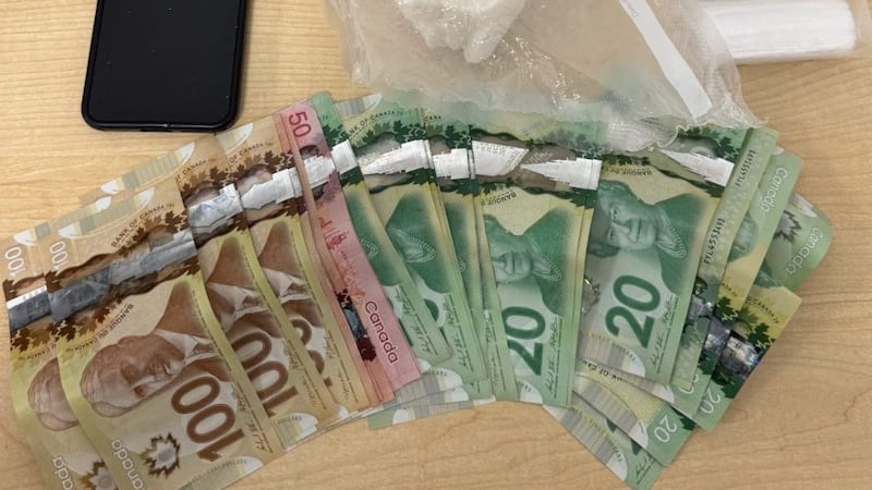 Suspected crack cocaine and wad of cash seized in Barrie traffic stop, police say