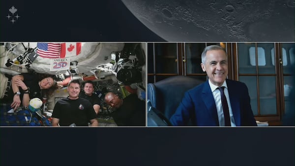 WATCH: PM Carney, Jeremy Hansen share a laugh during call with Artemis II crew