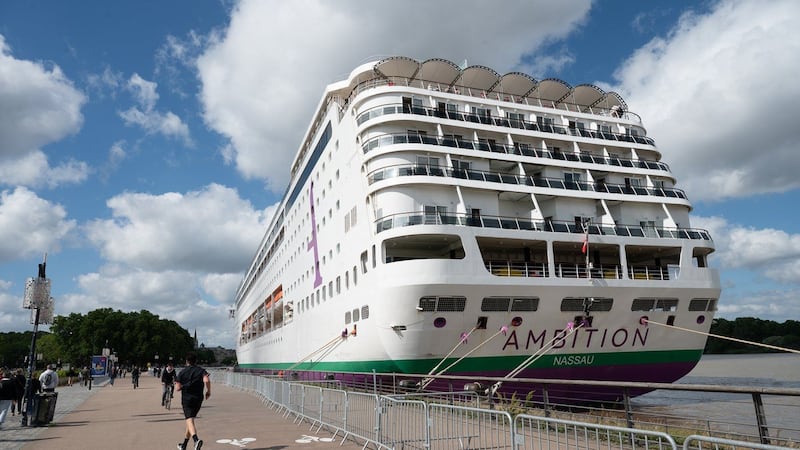 Hundreds of cruise ship passengers, crew members under lockdown after 90-year-old dies