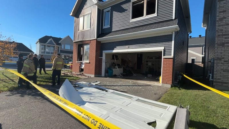Ottawa firefighters battle ‘dangerous’ early morning house fire in Barrhaven