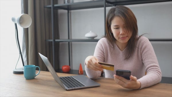 New survey finds nearly half of Canadians are living paycheque to paycheque