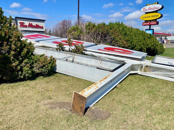 ‘Everything’s gone’: Roof blows off Manitoba home during high winds