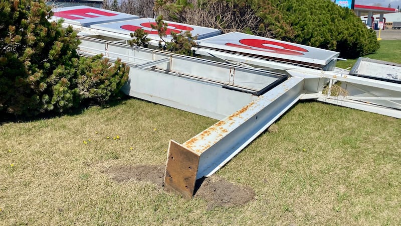 ‘Everything’s gone’: Roof blows off Manitoba home during high winds