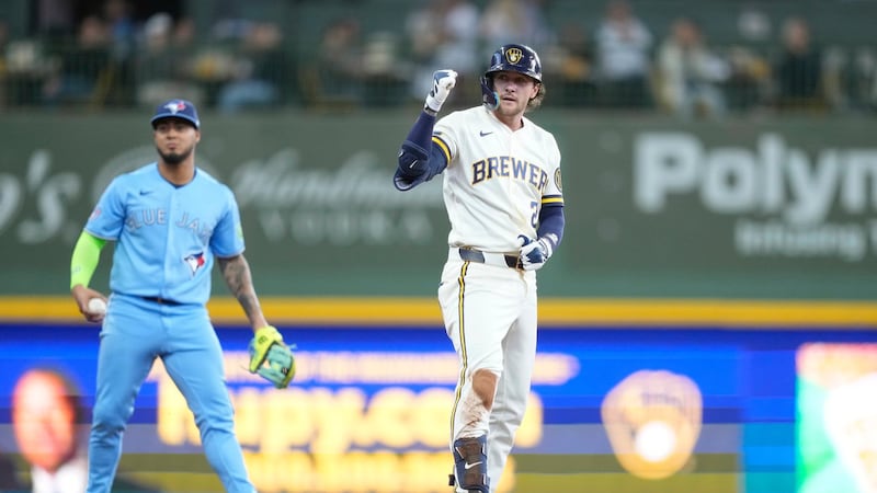 Brewers capitalize on three straight bunts to score go-ahead run in 2-1 win over Blue Jays
