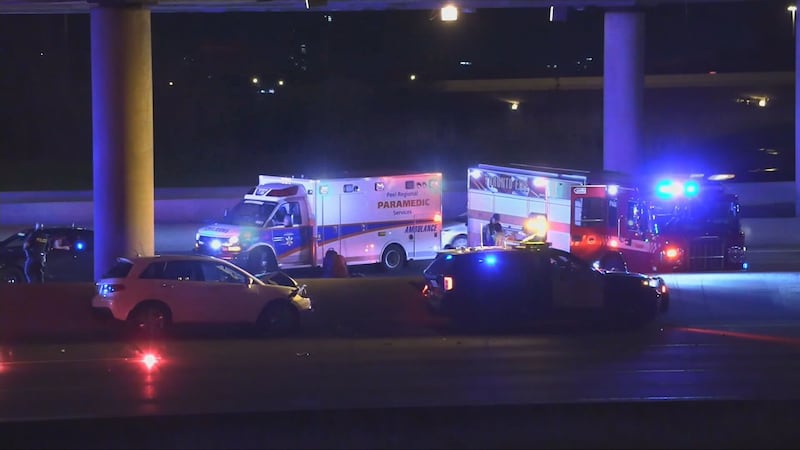Highway 401 reopens in Etobicoke after overnight crashes jams traffic for hours