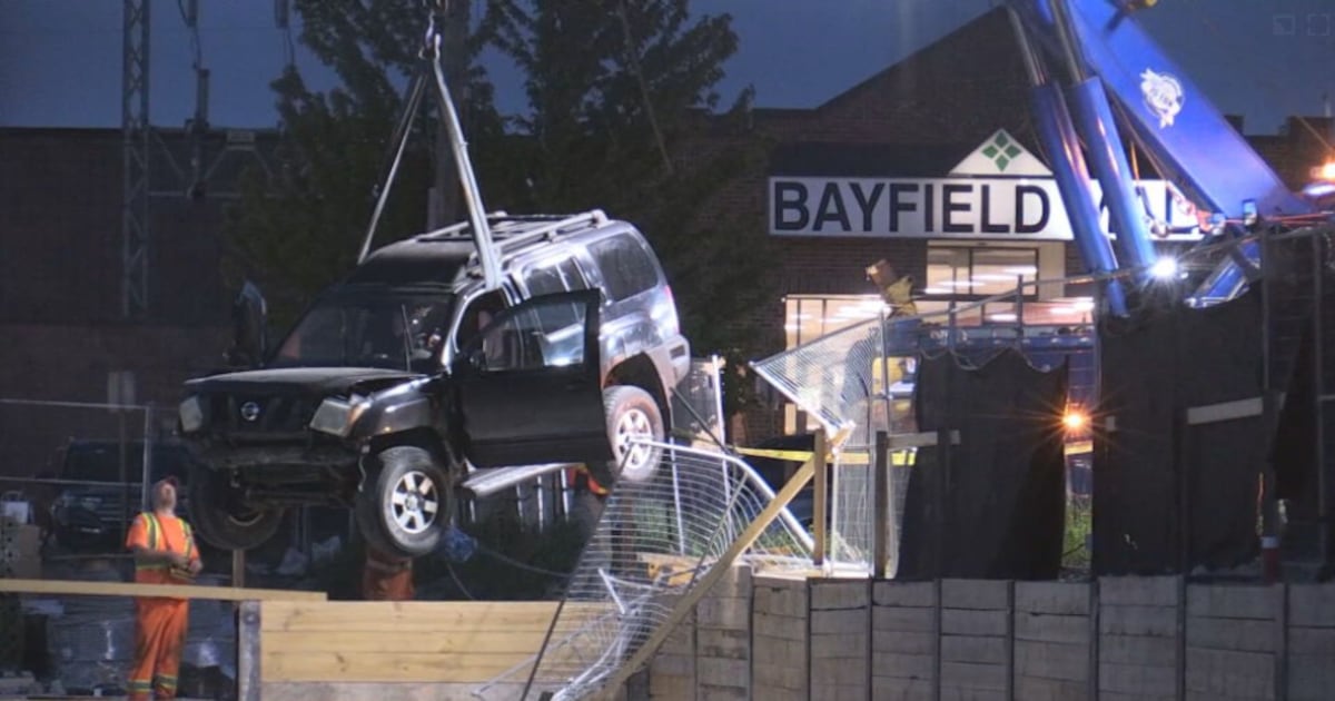 SUV falls 16 feet into Barrie construction site pit