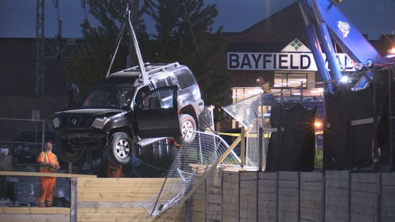 SUV falls 16 feet into Barrie construction site pit