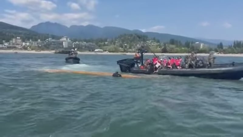 11 rescued from overturned canoe in Burrard Inlet