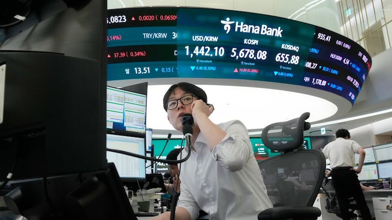 Oil prices gain and Asian shares are mostly lower as investors sell AI stocks