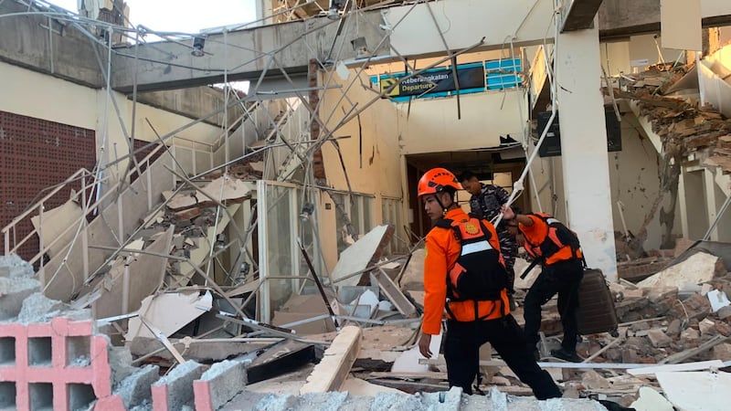 Rescuers in Indonesia recover 6 more bodies in earthquake aftermath, raising death toll to 53