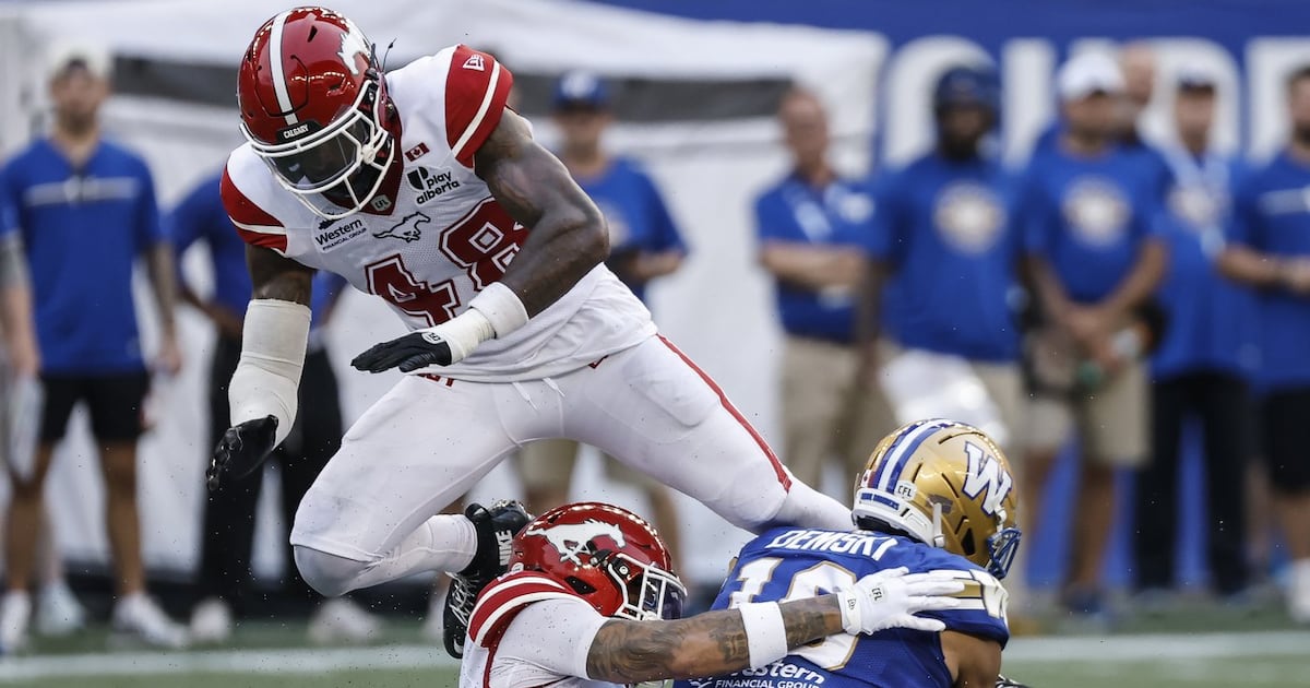 Nic Demski (10) của Winnipeg Blue Bombers bị R.J. Moten (48) và Damon Webb (9) của Calgary Stampeders tắc bóng trong hiệp một trận đấu CFL tại Winnipeg ngày 24/7/2026. THE CANADIAN PRESS/John Woods (Ảnh: John Woods)