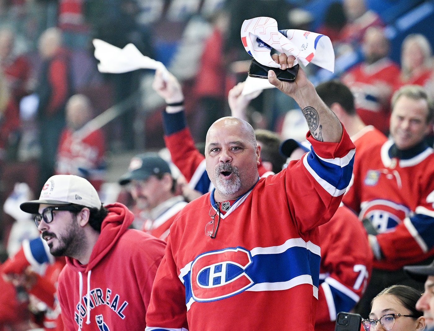Montreal fans briefly carry U.S. anthem after mic fails before Canadiens pl