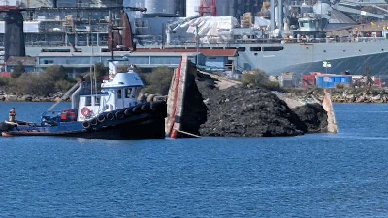 Barge runs aground near North Vancouver, B.C.