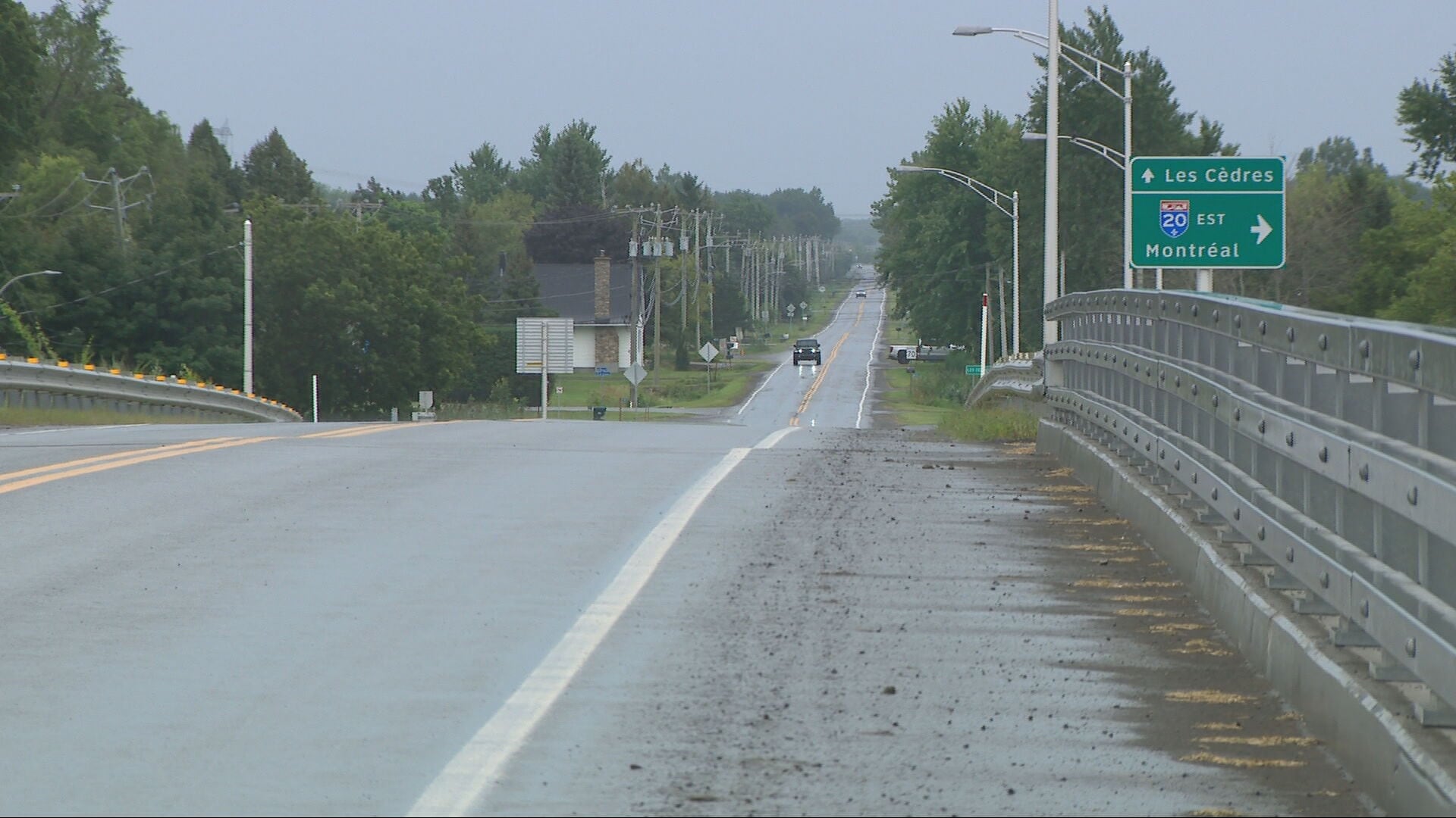 Teen in critical condition after scooter crash west of Montreal
