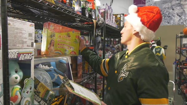 Edmonton Elks help select, wrap presents for Strathcona County families