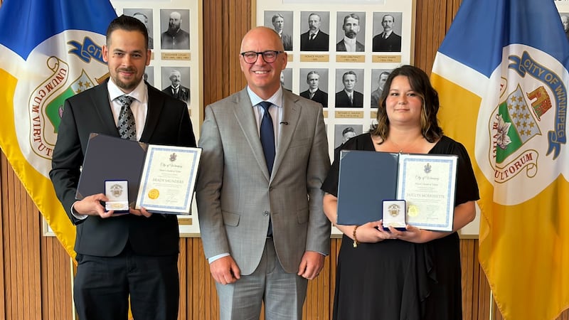 Winnipeg mayor honours pair who saved father, daughter from Red River
