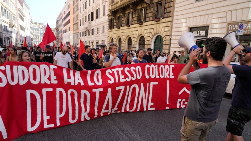 Thousands march in Rome in anti- and pro-migration rallies