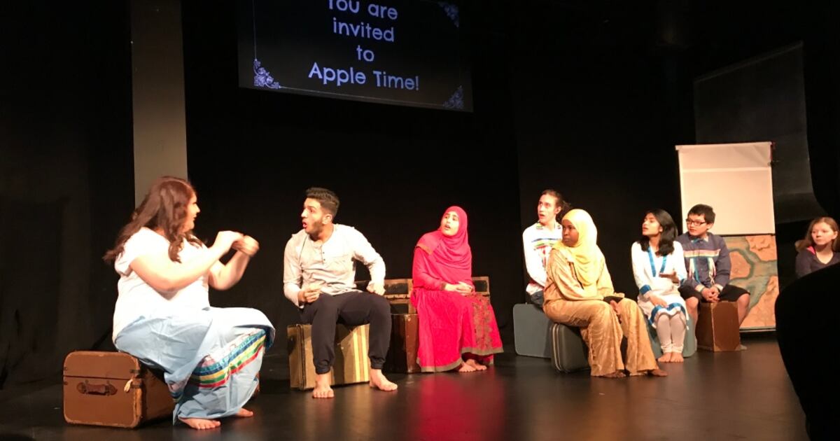 Deaf actors sharing life experience through sign language play