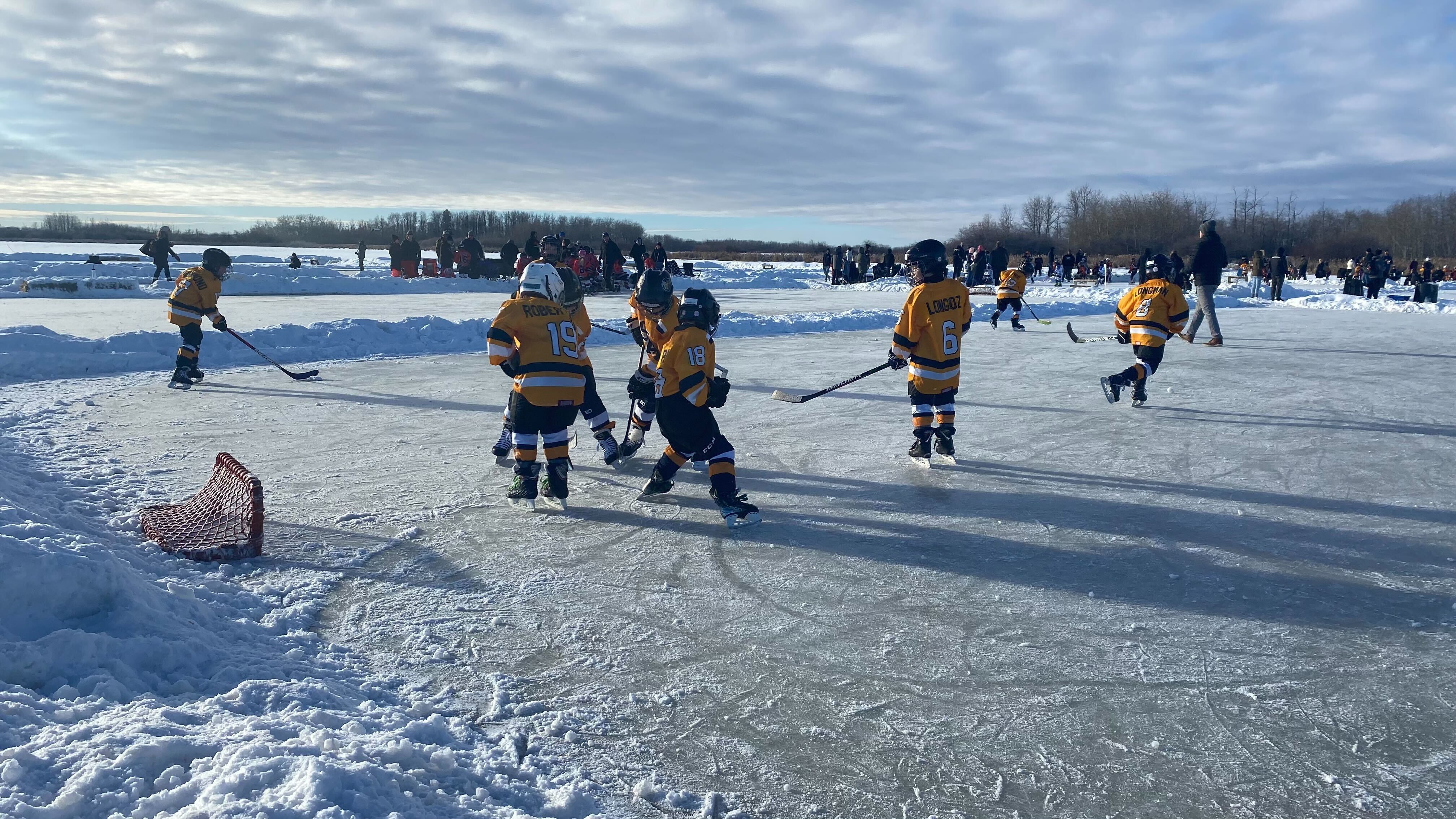 Edmonton minor hockey week outdoor tourney in ‘perfect setting’
