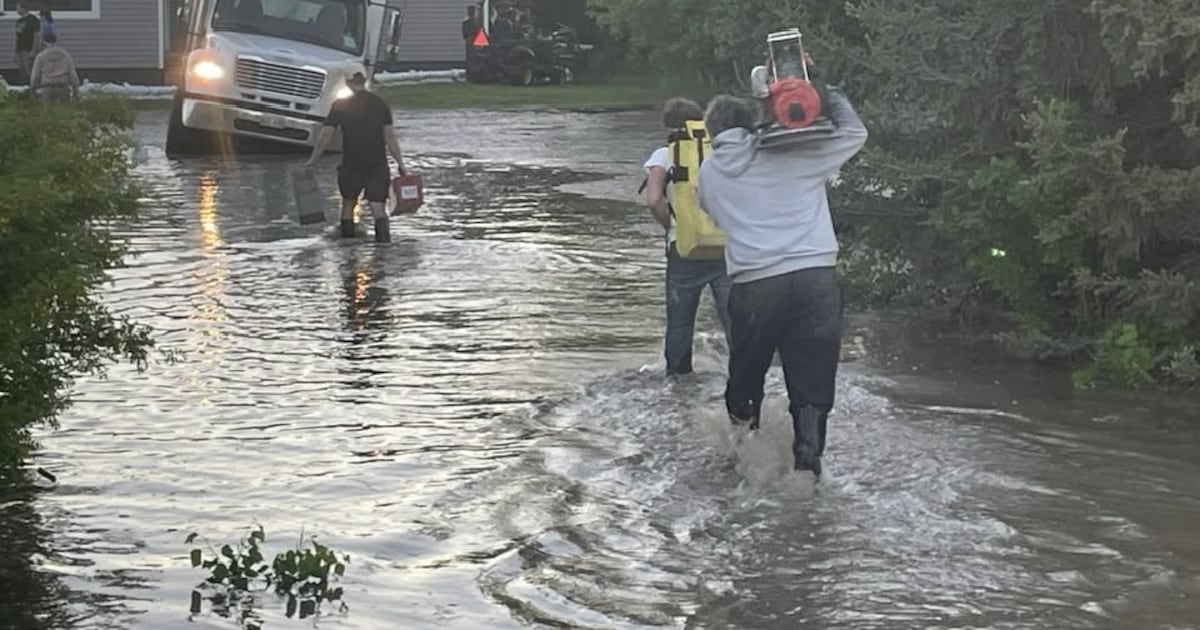Sandbagging underway in flood-ravaged Manitoba town
