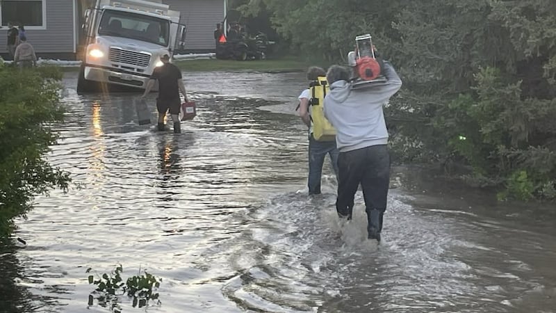 Sandbagging underway in flood-ravaged Manitoba town
