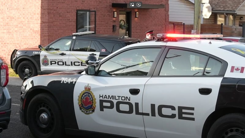 Police searching for 2 suspects after girl shot with BB gun in ‘completely random’ attack on Stoney Creek Mountain