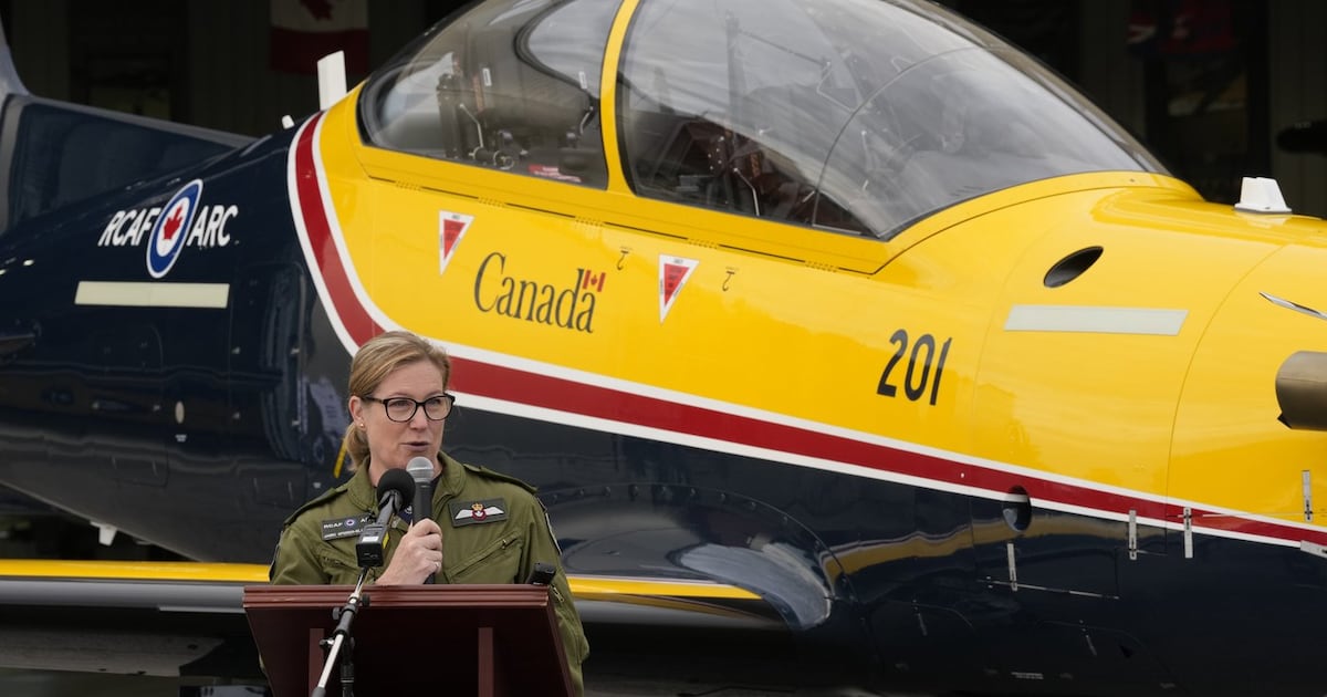 Die RCAF erhält das erste ihrer neuen Siskin II-Trainingsflugzeuge.