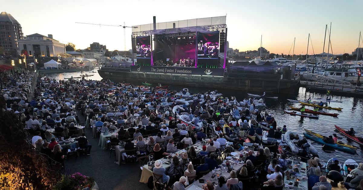 David Foster’s free concert draws massive crowd to Victoria’s Inner Harbour