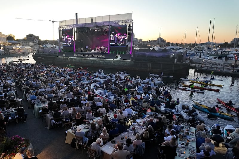 David Foster’s free concert draws massive crowd to Victoria’s Inner Harbour