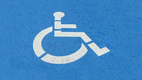 Albertans with vision loss now eligible for disabled parking placards, plates