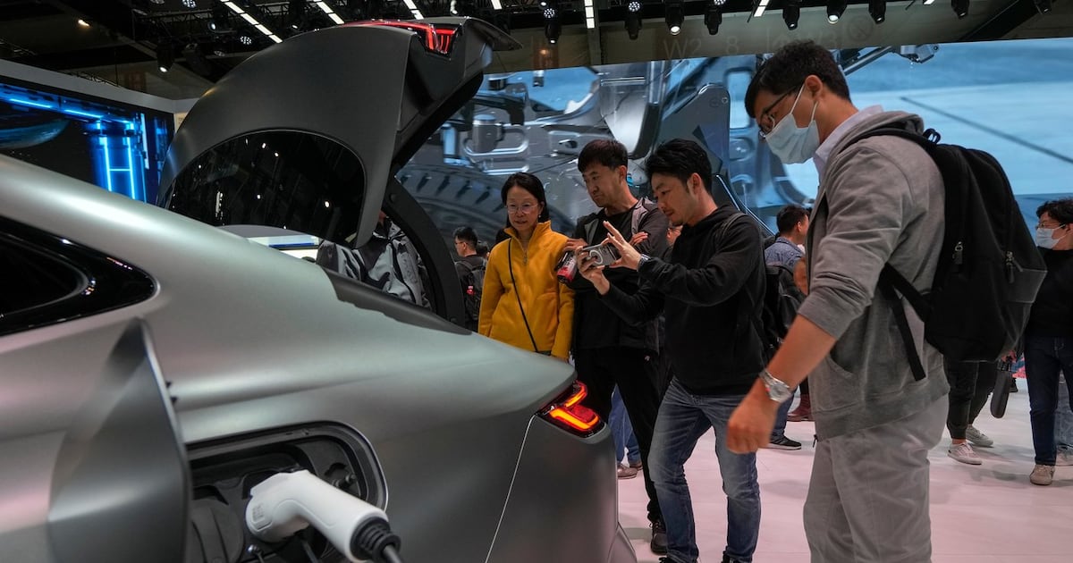 Chinese auto companies race ahead on EV technology, achieving 5-minute ultrafast charging - CTV News