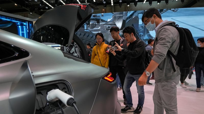 Chinese auto companies race ahead on EV technology, achieving 5-minute ultrafast charging