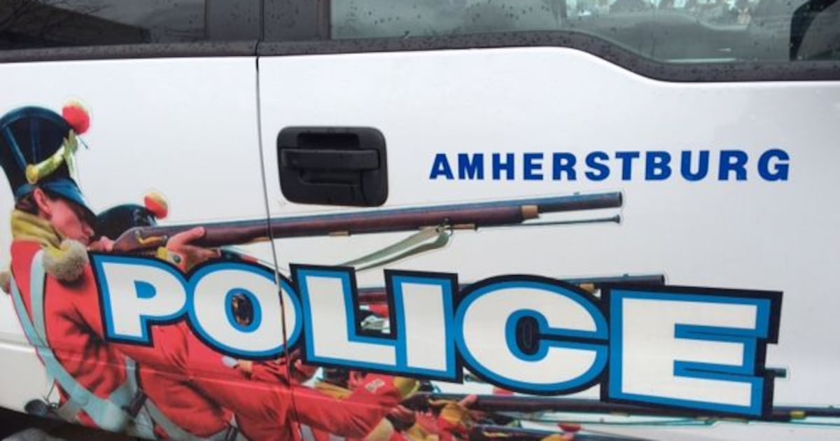 Single vehicle crash closes 4th Concession Road North, Amherstburg
