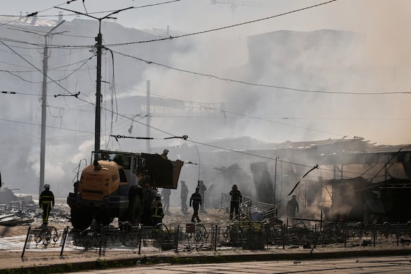 Russia threatens more strikes on Kyiv, urges foreigners to leave city