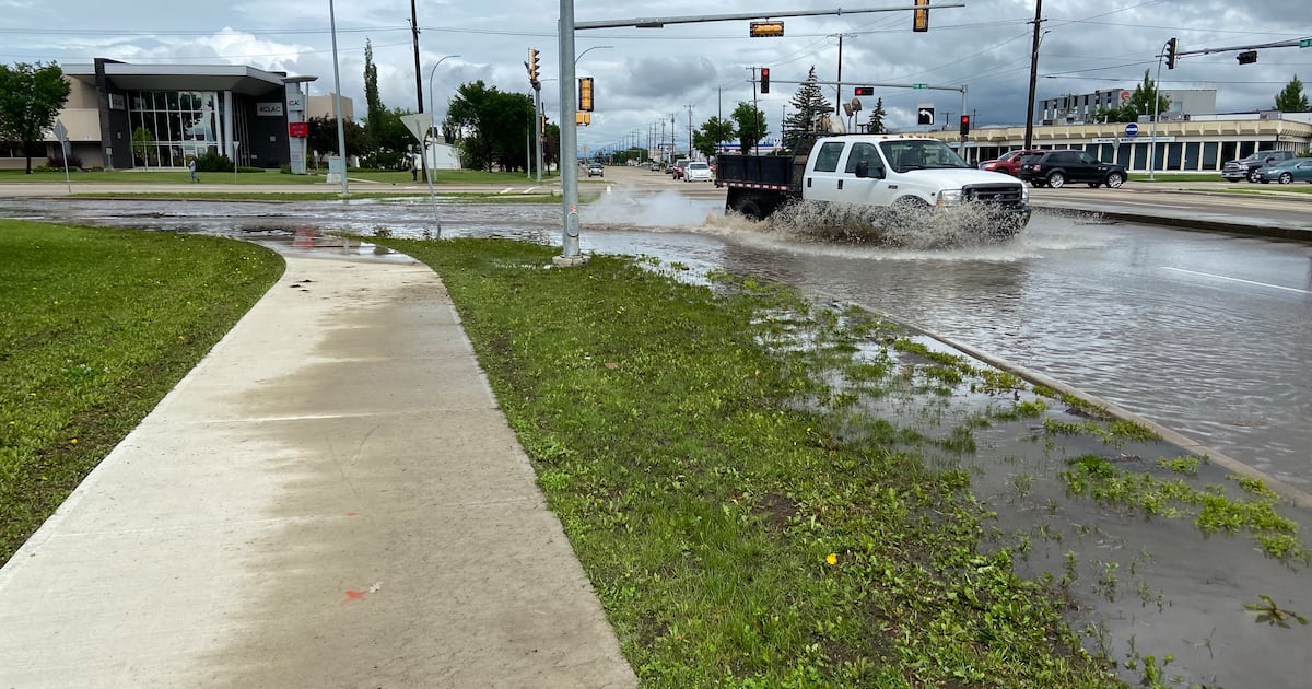 Crews respond to nearly 300 calls for drainage as Edmonton sees 2nd weekend of rain