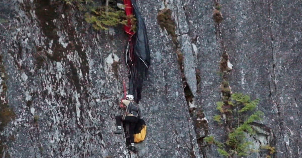 Base jumper stranded mid-cliff ‘escaped with only minor scratches': B.C. rescuers