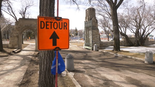 Saskatoon commuters adjust to long-term traffic restrictions on College Drive