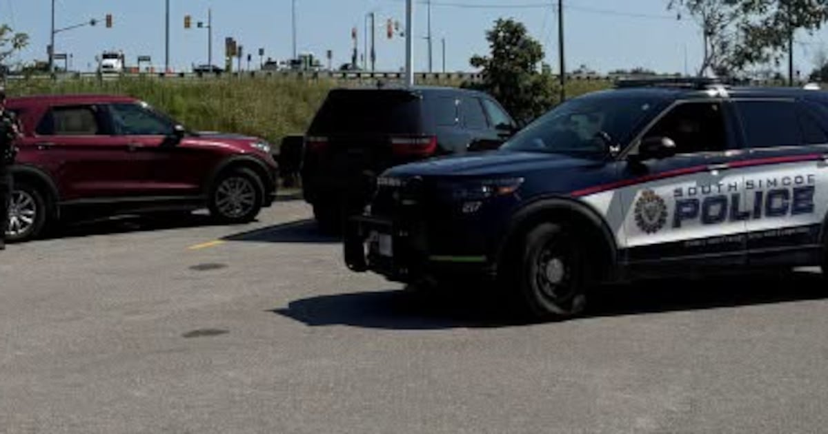 Unsuspecting thief approaches vehicle while police watch