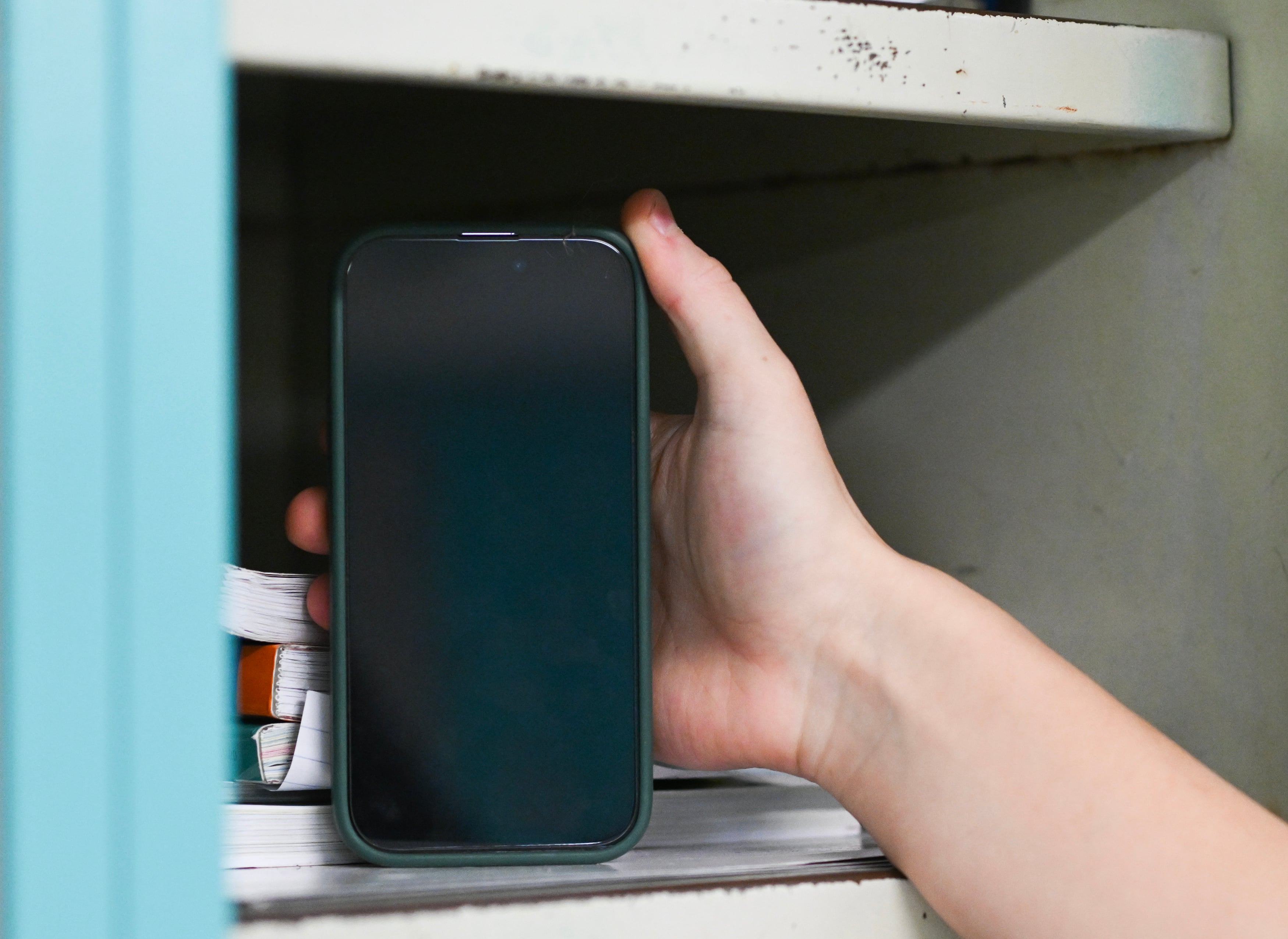 Quebec students begin second school year without cellphones