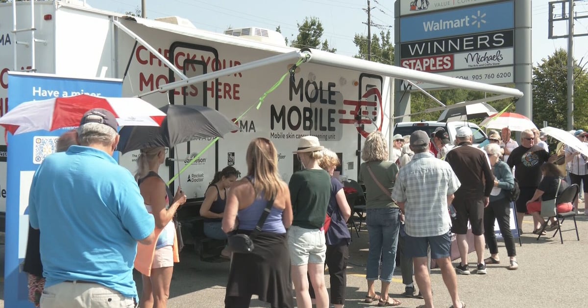 Mọi người xếp hàng chờ được kiểm tra ung thư da tại Mole Mobile, dừng ở trung tâm Wal-Mart tại Orillia, Ontario vào thứ Sáu, ngày 24 tháng 7 năm 2026. (CTV News/Jocelyn Martin) (Ảnh: CTVNews)