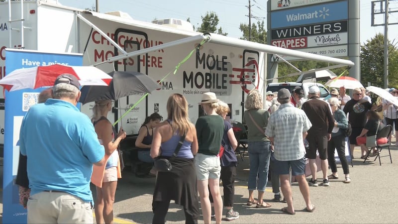 100 people arrive before Mole Mobile even opens