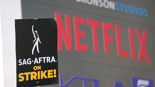 U.S. screenwriters overwhelmingly approve a 4-year contract with Hollywood studios