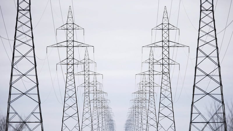 Manitoba dust storm leaves downed power lines, outages in its wake
