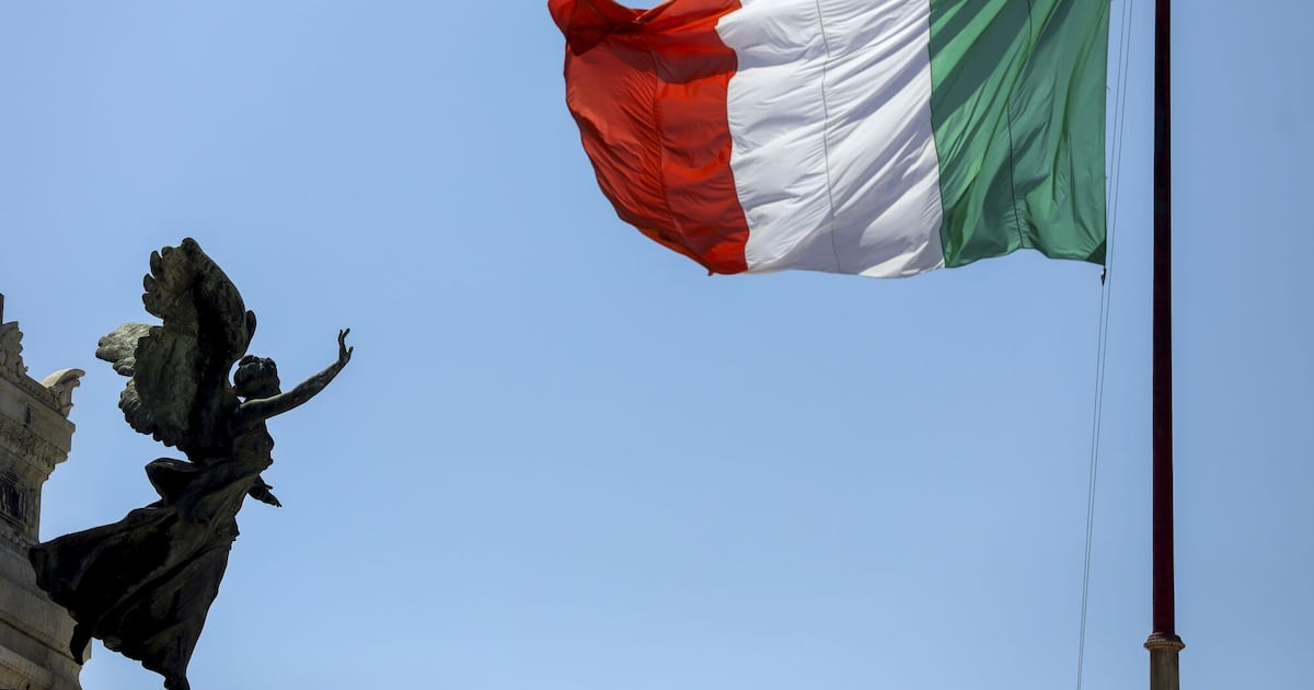 Roman wreck carrying hundreds of amphorae found off Sicily