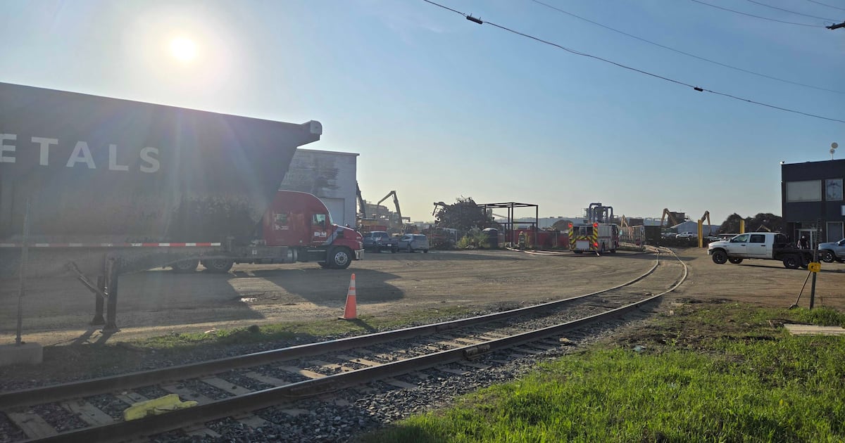 Winnipeg fire briefly halts train traffic