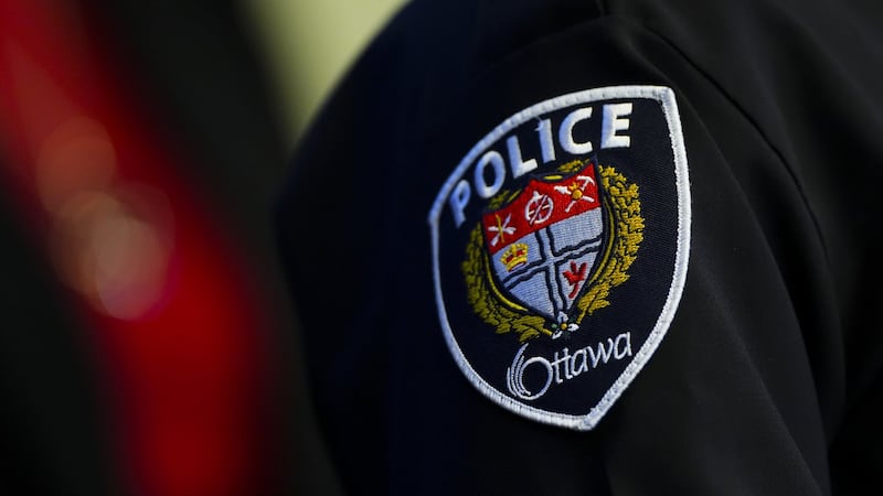 Ottawa police investigating after Orléans home shot with crossbow