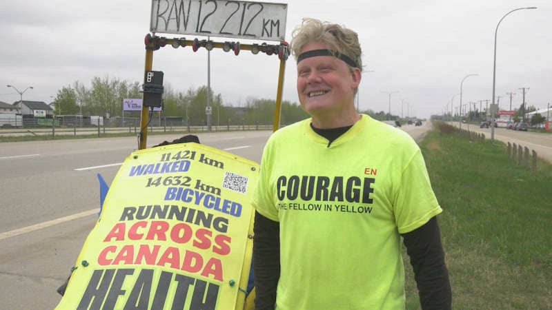 ‘Fellow in Yellow’ makes Edmonton stop on cross-Canada run back home